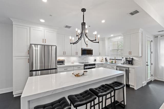11774 Valencia Gardens Avenue, Palm Beach Gardens FL 33410 - Palm Beach Gardens, FL - Photo 2