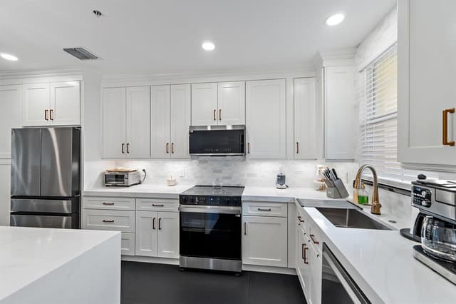 11774 Valencia Gardens Avenue, Palm Beach Gardens FL 33410 - Palm Beach Gardens, FL - Photo 4