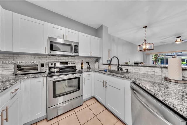 12152 SW 4th St, Pembroke Pines FL 33025 - Pembroke Pines, FL - Photo 6