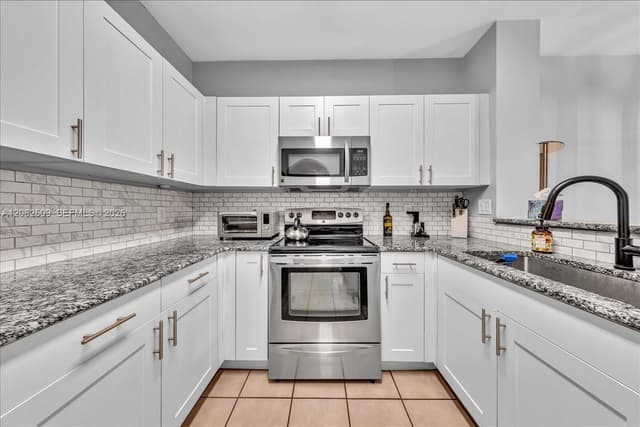 12152 SW 4th St, Pembroke Pines FL 33025 - Pembroke Pines, FL - Photo 4