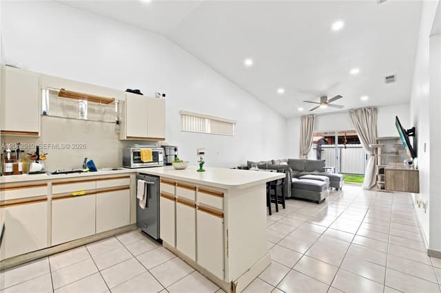 7330 W 30th Ave, Hialeah FL 33018 - Hialeah, FL - Photo 6