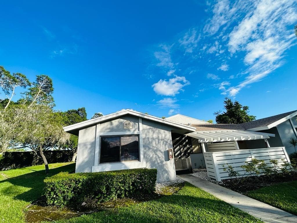 611 Racquet Club Rd # 1, Weston FL 33326 - Weston, FL - Photo 1
