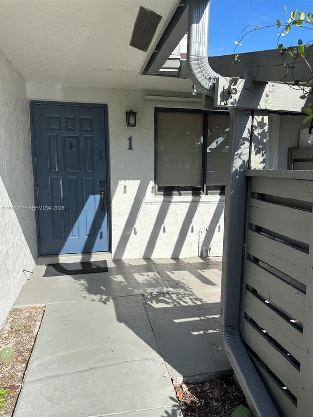 445 Lakeview Dr # 1, Weston FL 33326 - Weston, FL - Photo 2