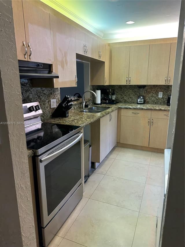 445 Lakeview Dr # 1, Weston FL 33326 - Weston, FL - Photo 5