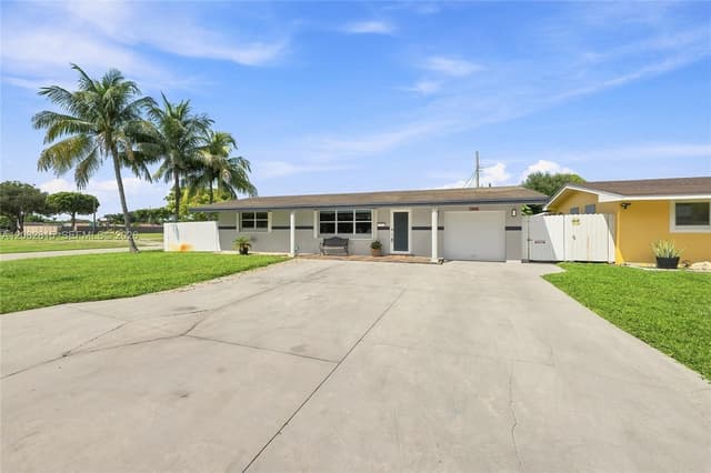 1000 NW 76th Ter, Pembroke Pines FL 33024 - Pembroke Pines, FL - Photo 2