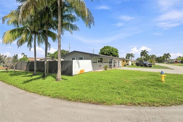 1000 NW 76th Ter, Pembroke Pines FL 33024 - Pembroke Pines, FL - Photo 5
