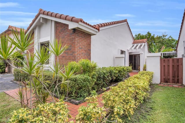 17624 NW 63rd Ct, Hialeah FL 33015 - Hialeah, FL - Photo 3