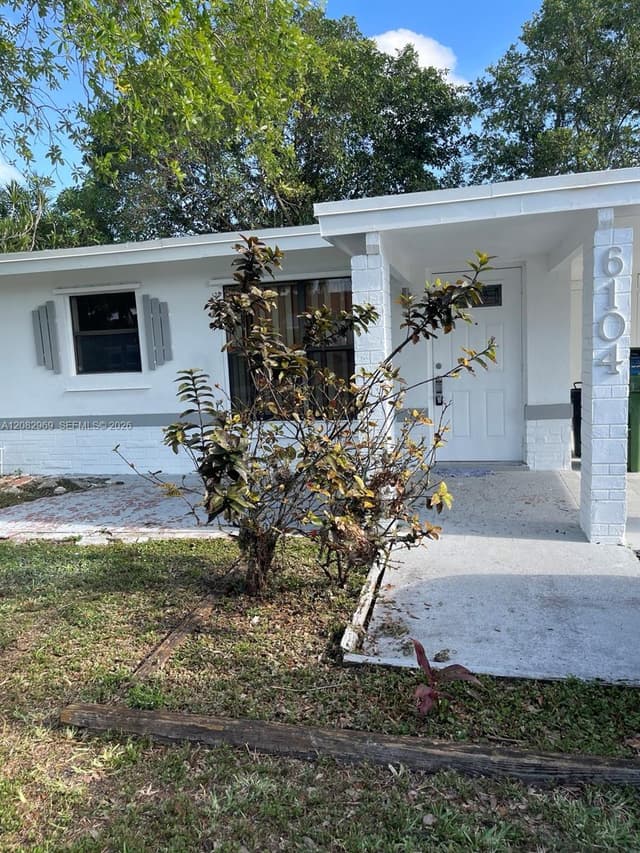 6104 NW 10th St, Margate FL 33063 - Margate, FL - Photo 2