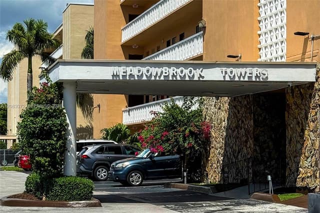 301 NE 14th Ave # 504, Hallandale Beach FL 33009 - Hallandale Beach, FL - Photo 2