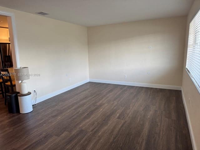1160 W 33rd Pl, Hialeah FL 33012 - Hialeah, FL - Photo 5