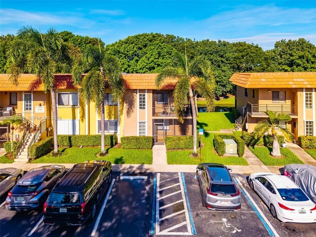 435 Lakeview Dr # 106, Weston FL 33326 - Weston, FL - Photo 2