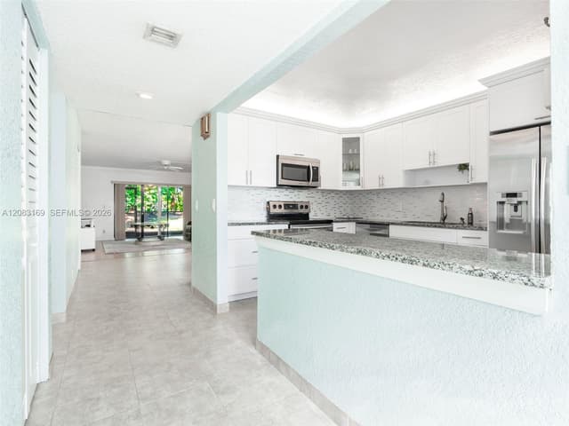 435 Lakeview Dr # 106, Weston FL 33326 - Weston, FL - Photo 6