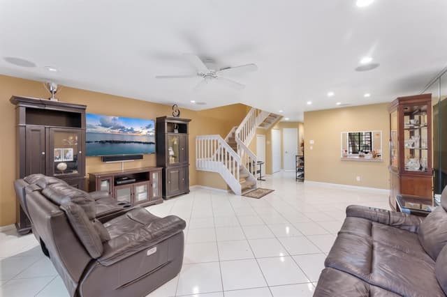 4321 CARAMBOLA Circle N # F, Coconut Creek FL 33066 - Coconut Creek, FL - Photo 3