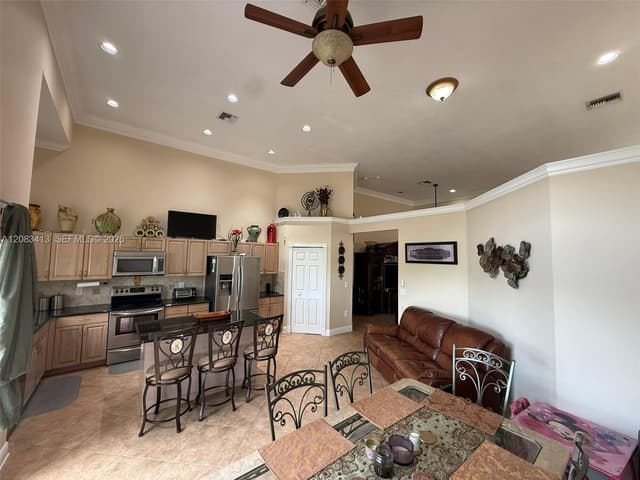 7705 Highlands Cir, Margate FL 33063 - Margate, FL - Photo 2