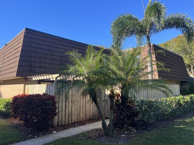 2004 20th Lane, Palm Beach Gardens FL 33418 - Palm Beach Gardens, FL - Photo 2