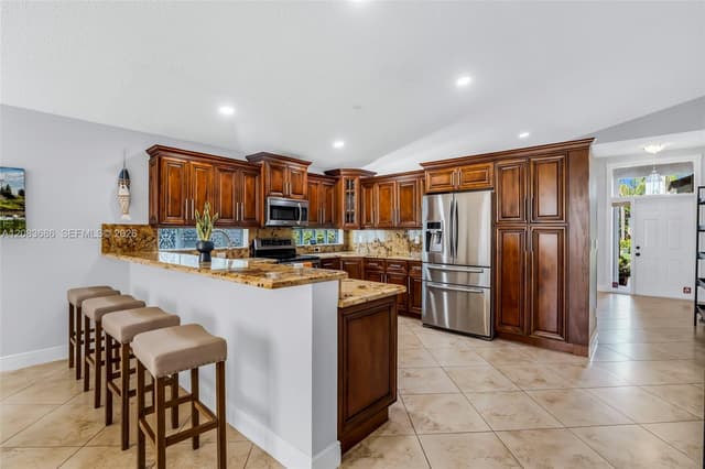 1387 SW 181st Ave, Pembroke Pines FL 33029 - Pembroke Pines, FL - Photo 6