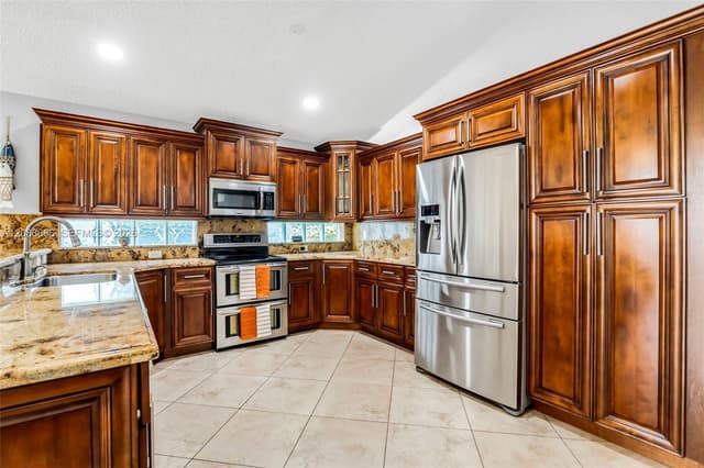 1387 SW 181st Ave, Pembroke Pines FL 33029 - Pembroke Pines, FL - Photo 3