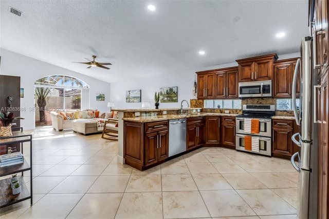 1387 SW 181st Ave, Pembroke Pines FL 33029 - Pembroke Pines, FL - Photo 5