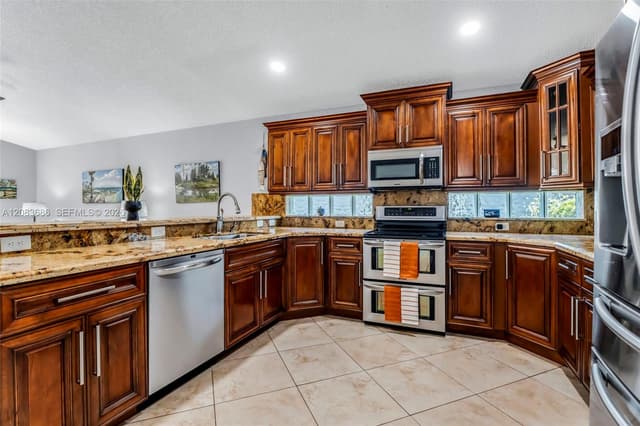 1387 SW 181st Ave, Pembroke Pines FL 33029 - Pembroke Pines, FL - Photo 4