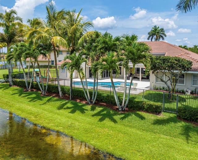 1165 Manor Ct, Weston FL 33326 - Weston, FL - Photo 4