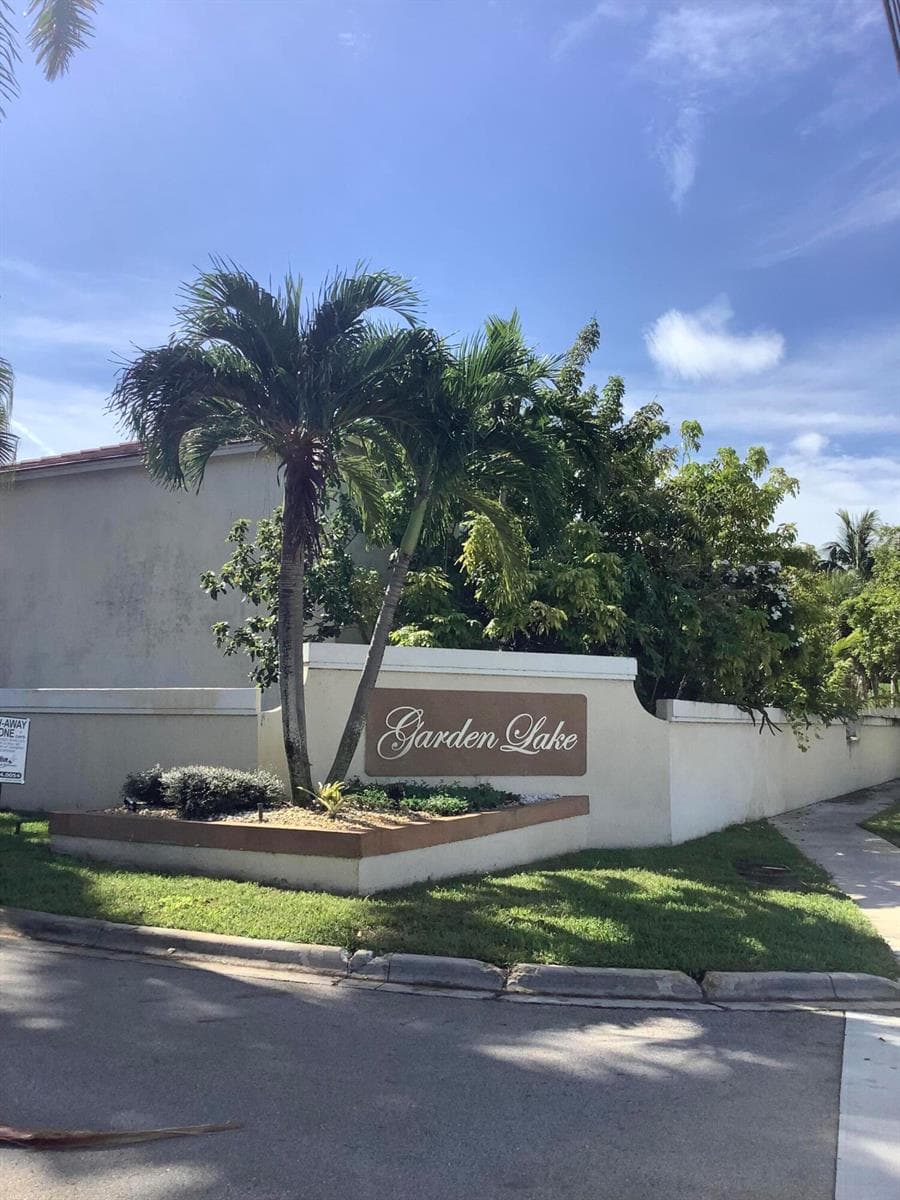 201 SW 98th Terrace, Pembroke Pines FL 33025 - Pembroke Pines, FL - Photo 1