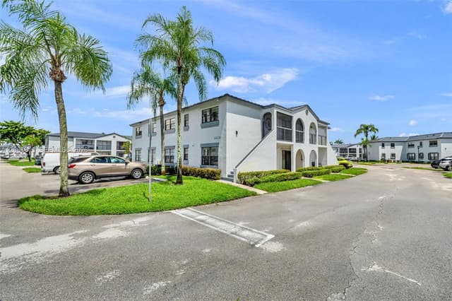 18226 Mediterranean Blvd # 16, Hialeah FL 33015 - Hialeah, FL - Photo 2