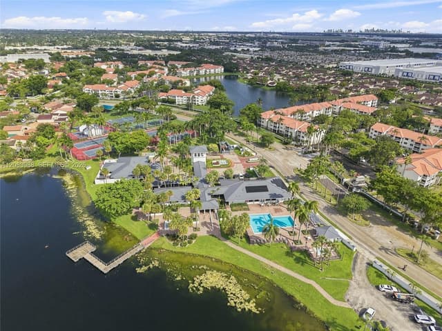 18209 NW 61st Ct, Hialeah FL 33015 - Hialeah, FL - Photo 3