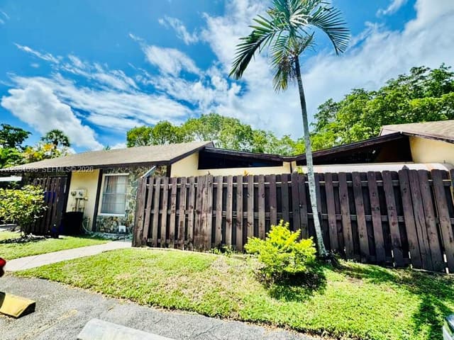 332 Briarwood Cir # 19, Hollywood FL 33024 - Hollywood, FL - Photo 3