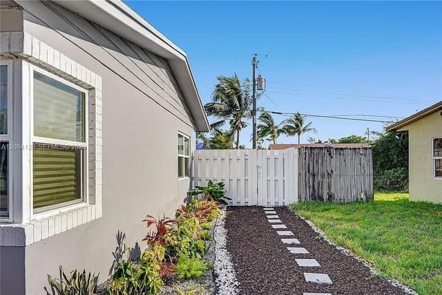 1121 NE 23RD ST, Pompano Beach FL 33064 - Pompano Beach, FL - Photo 2