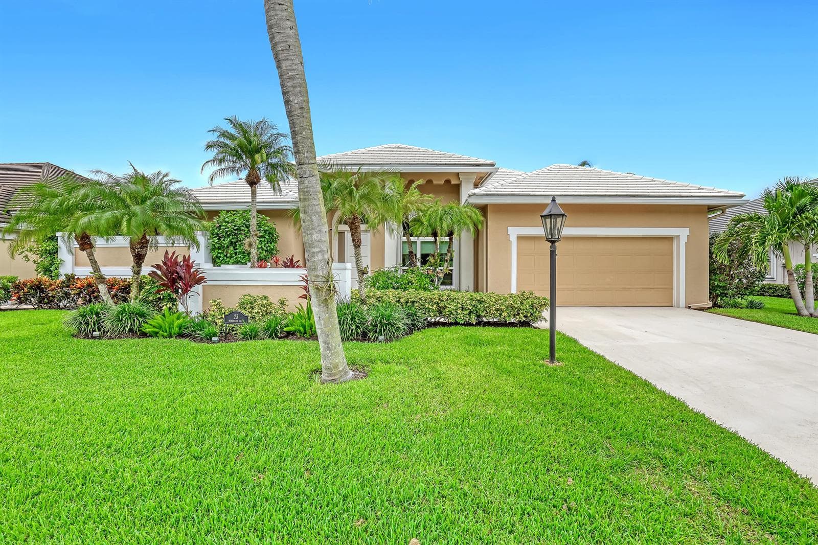 23 Windward Isle, Palm Beach Gardens FL 33418 - Palm Beach Gardens, FL - Photo 1