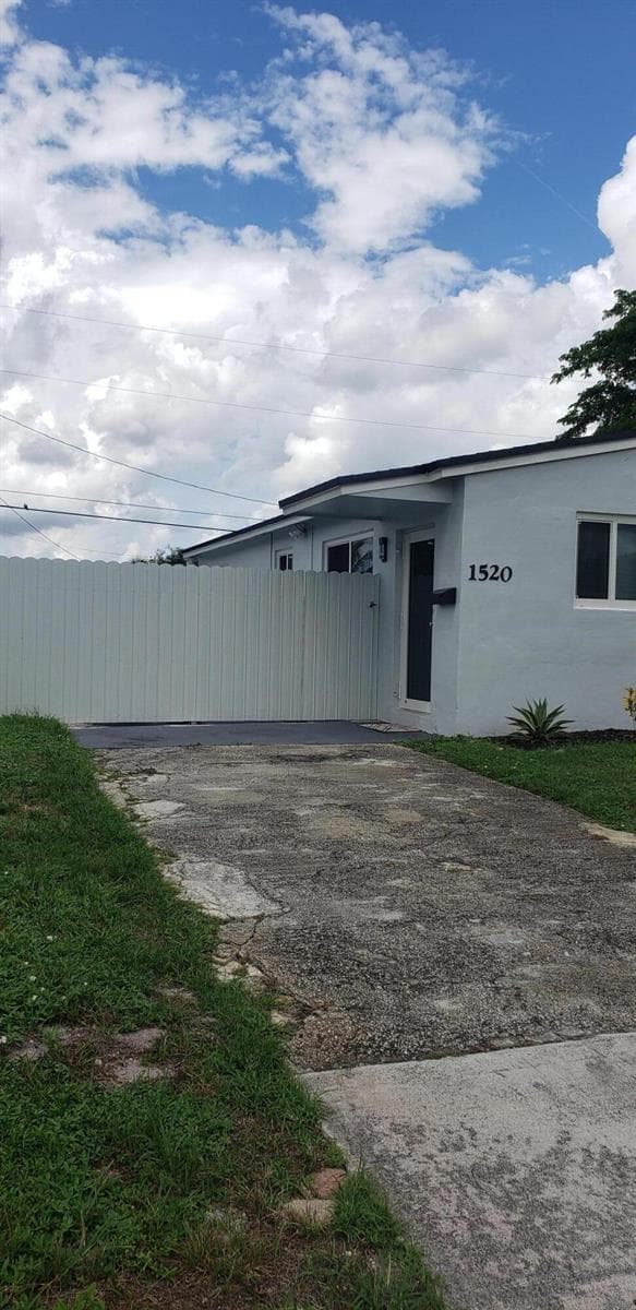 1520 N 68th Terrace, Hollywood FL 33024 - Hollywood, FL - Photo 2