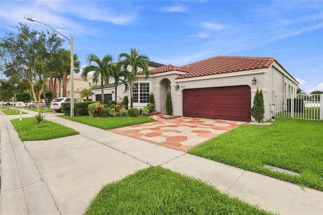 1421 NW 159th Ave, Pembroke Pines FL 33028 - Pembroke Pines, FL - Photo 2