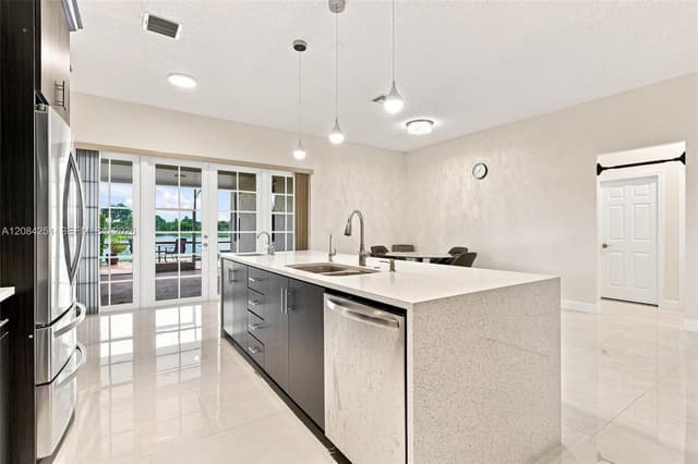 1421 NW 159th Ave, Pembroke Pines FL 33028 - Pembroke Pines, FL - Photo 7