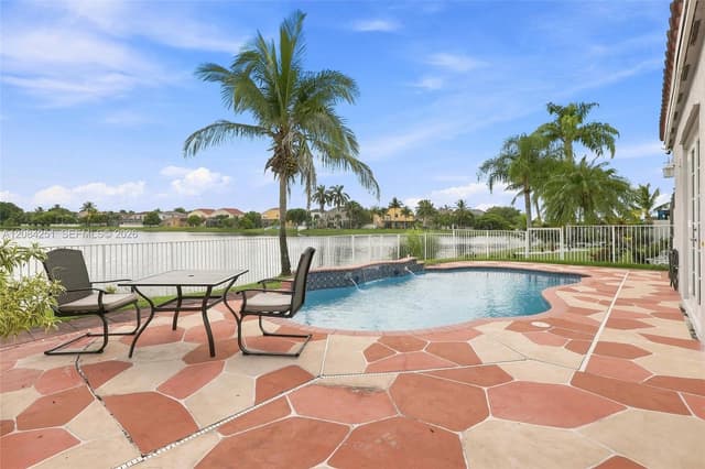 1421 NW 159th Ave, Pembroke Pines FL 33028 - Pembroke Pines, FL - Photo 5
