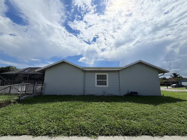 10431 Carmen Lane, Royal Palm Beach FL 33411 - Royal Palm Beach, FL - Photo 4