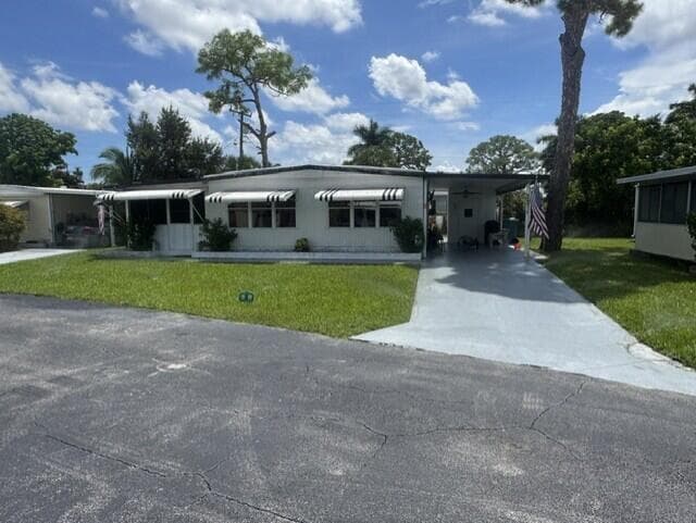 4042 Royal Manor Boulevard, Boynton Beach FL 33436 - Boynton Beach, FL - Photo 4
