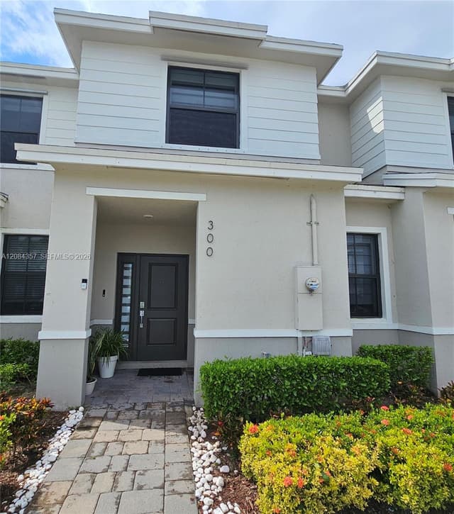 300 NE 12th St, Florida City FL 33034 - Florida City, FL - Photo 2