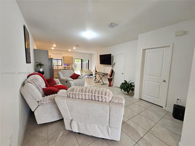 300 NE 12th St, Florida City FL 33034 - Florida City, FL - Photo 6