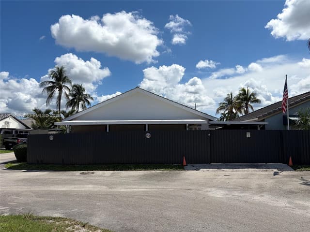 5260 NW 184th Ln, Miami Gardens FL 33055 - Miami Gardens, FL - Photo 3