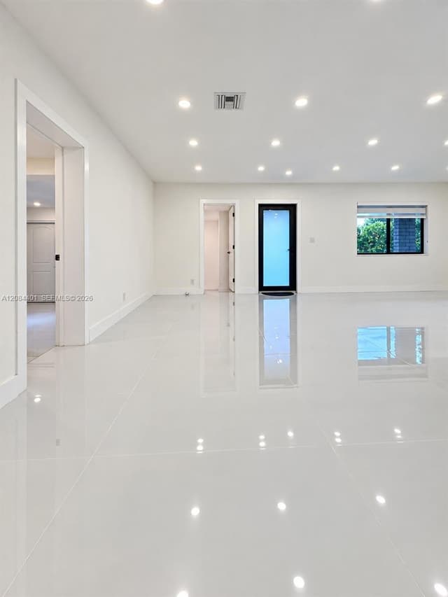 930 NE 163rd St, North Miami Beach FL 33162 - North Miami Beach, FL - Photo 4