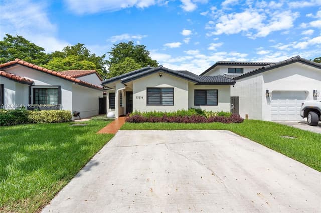 17374 NW 66th Pl, Hialeah FL 33015 - Hialeah, FL - Photo 2