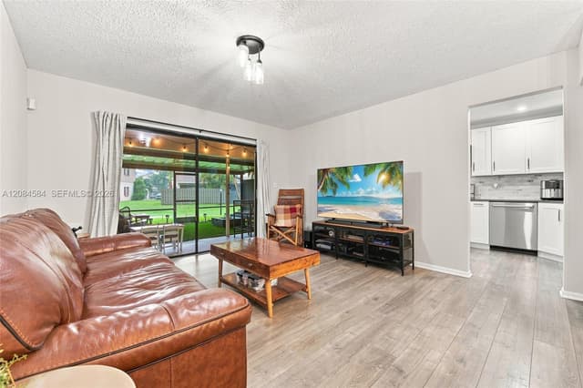 10720 NW 11th St, Pembroke Pines FL 33026 - Pembroke Pines, FL - Photo 6