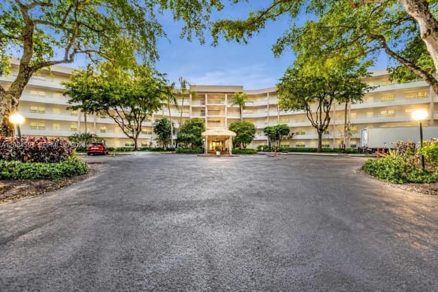 3980 Oaks Clubhouse Dr # 409, Pompano Beach FL 33069 - Pompano Beach, FL - Photo 2