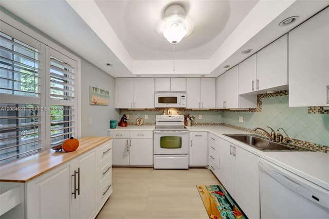 3980 Oaks Clubhouse Dr # 409, Pompano Beach FL 33069 - Pompano Beach, FL - Photo 3