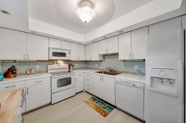 3980 Oaks Clubhouse Dr # 409, Pompano Beach FL 33069 - Pompano Beach, FL - Photo 4