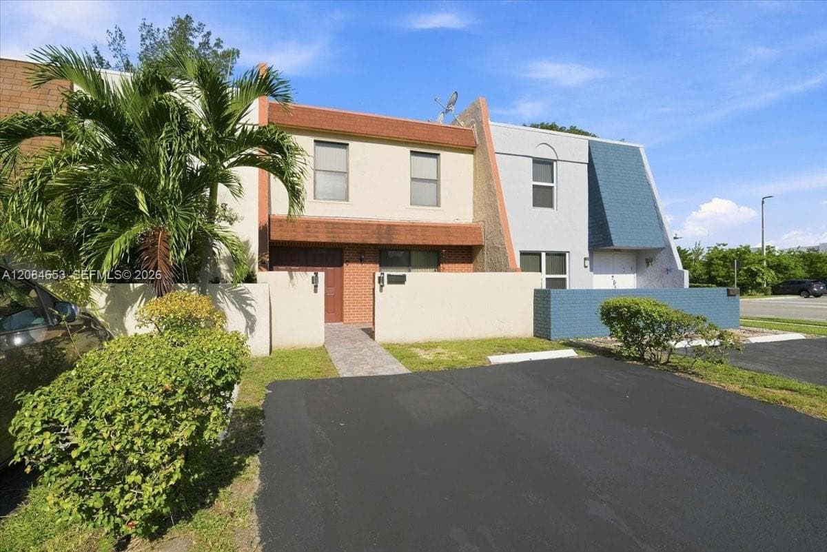 7597 NW 75th Ave, Tamarac FL 33321