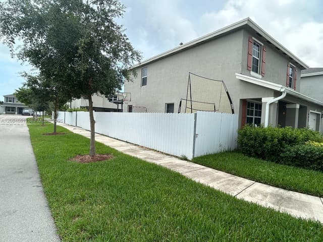 631 NE 4th Ter, Florida City FL 33034 - Florida City, FL - Photo 2