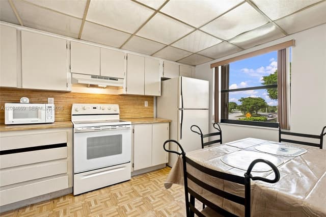9905 NW 9th St Cir # 21, Miami FL 33172 - Miami, FL - Photo 4