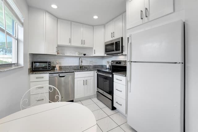 173 Valencia H, Delray Beach FL 33446 - Delray Beach, FL - Photo 5