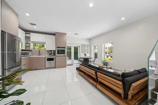 2615 NE 213th St, Miami FL 33180 - Miami, FL - Photo 2